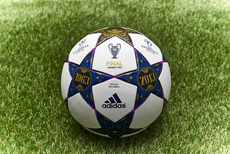 Bola da final da Ligas dos Campeões homenageia Estádio de Wembley