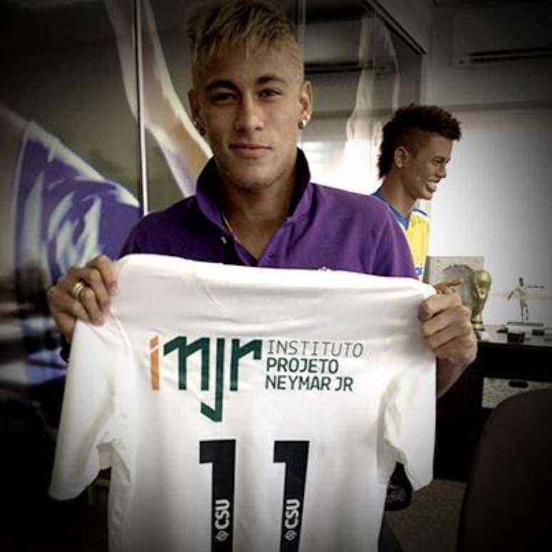 <p>Instituto de Neymar vem ocupando o espa&ccedil;o principal da camisa enquanto o Santos n&atilde;o acerta com patrocinador m&aacute;ster</p>