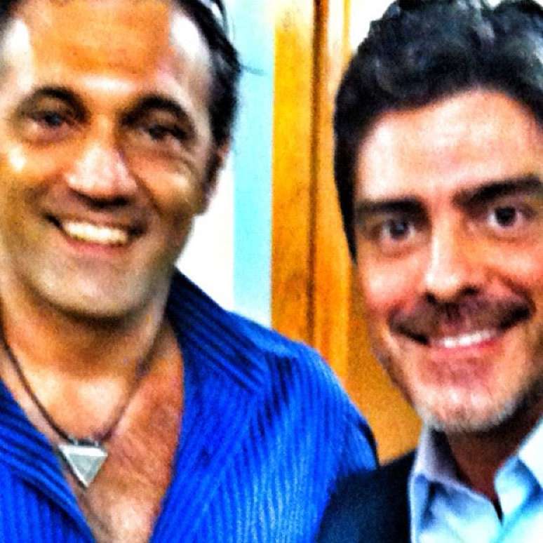Junno posa ao lado de Domingos Montagner nos bastidores de 'Salve Jorge'