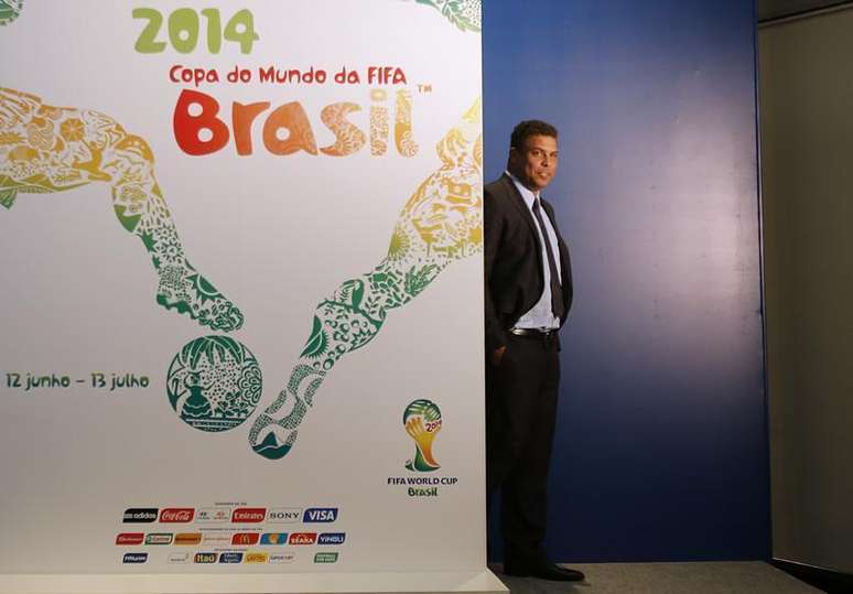 O ex-atacante brasileiro e membro do comitê de organização da Copa do Mundo de 2014 Ronaldo caçoa durante o lançamento do pôster da Copa de 2014 no Rio de Janeiro. 30/01/2013