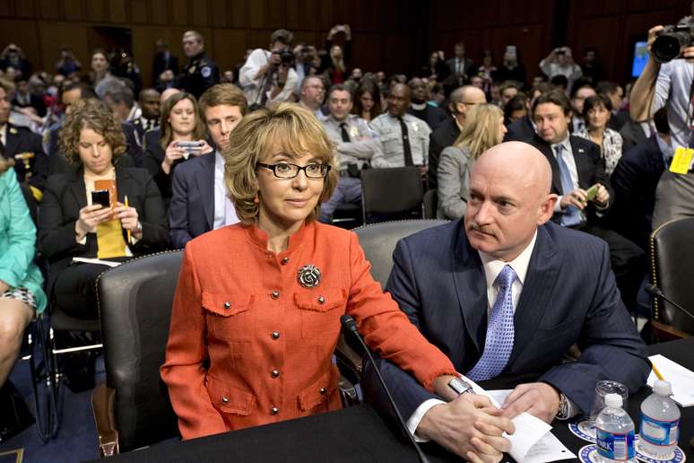 Giffords espera para discursar no Congresso americano ao lado de seu marido