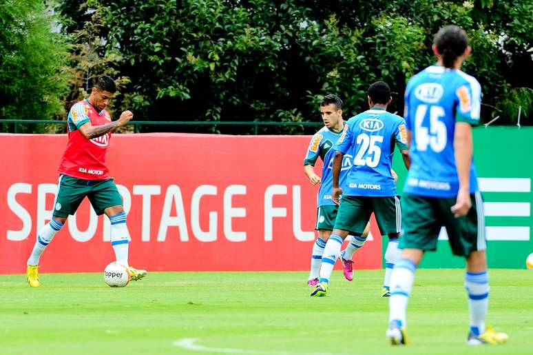 Sem interesse de outros clubes, Fabinho Capixaba continua treinando com grupo palmeirense