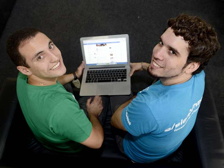 Os brasileiros Artur Souza (esq.) e Guilherme de Napoli (dir.), ambos funcionários do Facebook, estão na Campus Party compartilhando suas experiência com os participantes