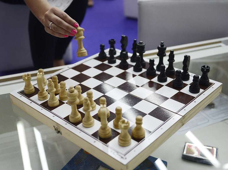 Há também mesa de xadrez à disposição dos participantes. Além do jogo de tabuleiro, baralhos de cartas podem ser utilizados