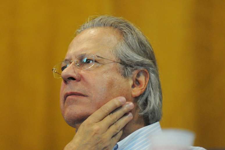 Em 2012, Dirceu foi condenado a dez anos e dez meses de prisão, além do pagamento de multa de R$ 676 mil, pelos crimes de corrupção ativa e formação de quadrilha