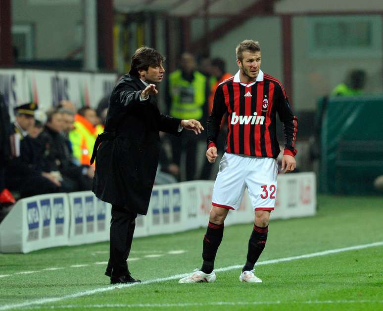 Beckham e Leonardo trabalharam juntos pelo Milan em 2010