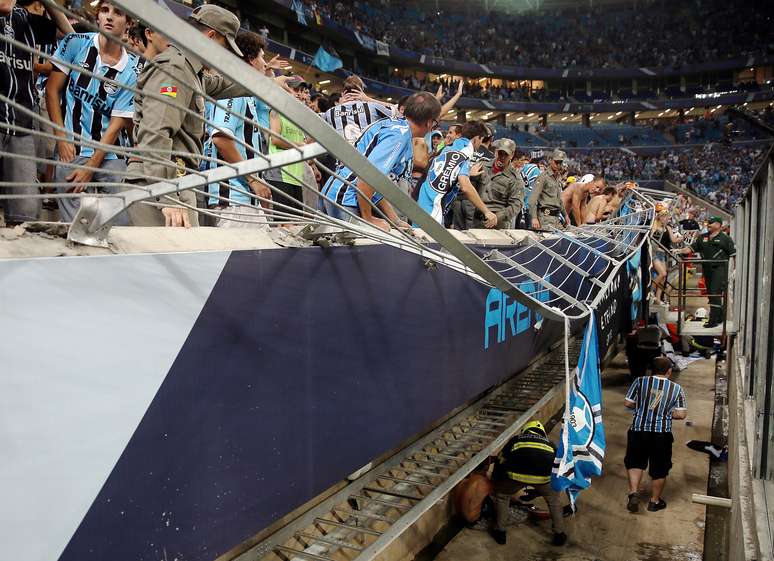 Grades de proteção da Arena Grêmio cederam com o peso dos torcedores durante a avalanche