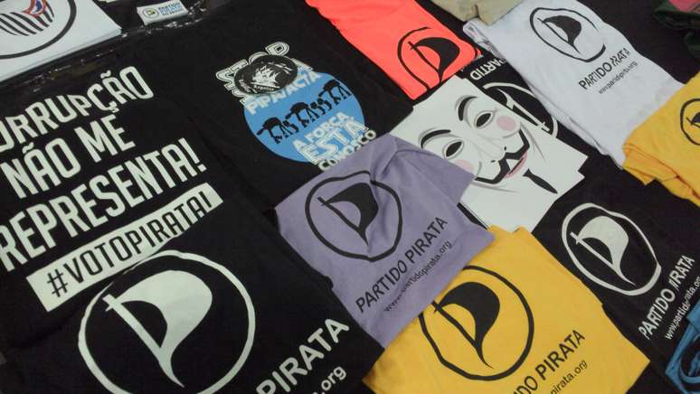 Camisetas do Partido Pirata brasileiro são expostas na Campus Party Brasil