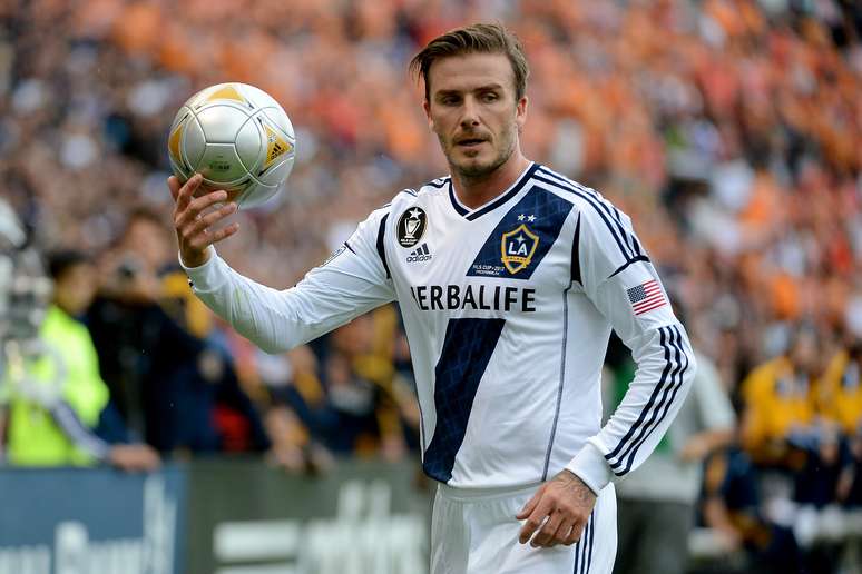 Na principal transação do dia, o meia inglês <strong>David Beckham</strong> se tornou mais uma estrela do elenco do Paris Saint-Germain. O veterano de 37 anos estava sem contrato após deixar o Los Angeles Galaxy