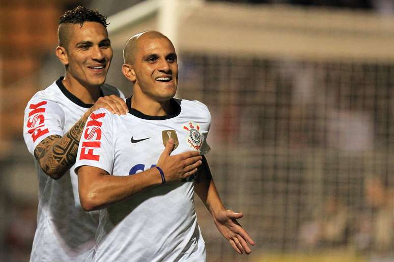 Fábio Santos comemora gol da virada do Corinthians no Pacaembu