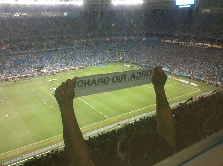 Além das faixas, Grêmio também fez homenagem no telão