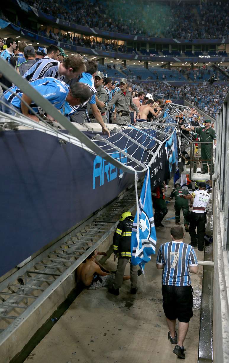 Torcedores gremistas passaram por um susto durante jogo do Grêmio contra a LDU