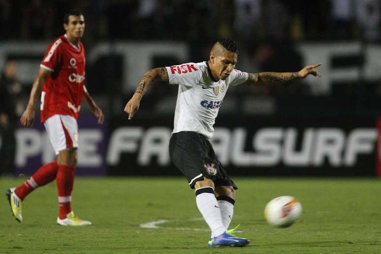 "Todo o time é um exemplo para as crianças", diz peruano, que vê Corinthians como alvo de rivais em 2013