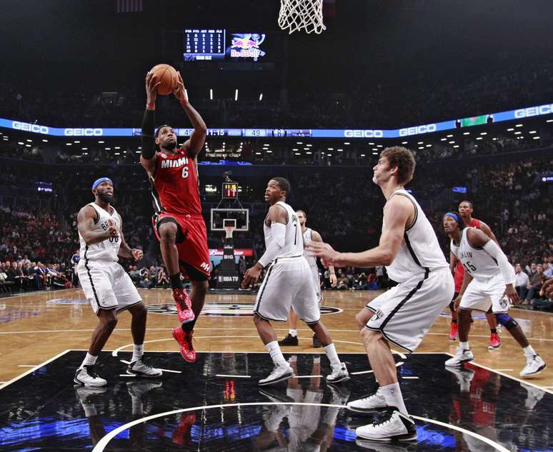 Com 24 pontos marcados, LeBron James comandou nova vitória do Heat sobre os Nets