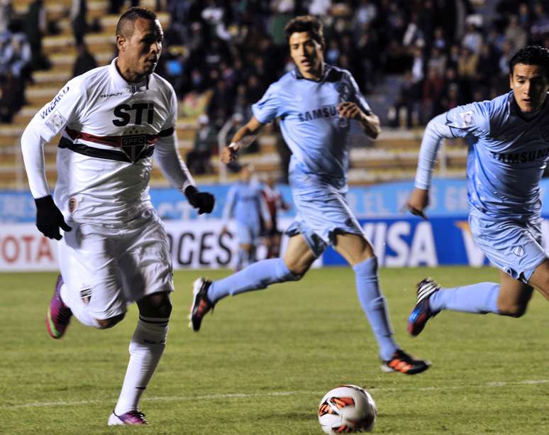 Luís Fabiano fez o primeiro gol do São Paulo em derrota para o Bolívar na primeira fase da Copa Libertadores; equipe paulista foi à fase de grupos