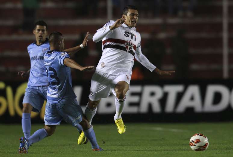 Lúcio comanda a defesa do São Paulo em derrota para o Bolívar