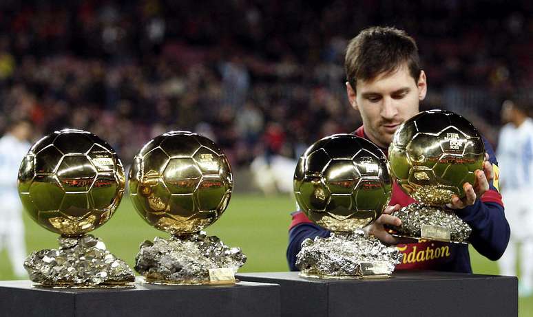 Lionel Messi exibe suas quatro Bolas de Ouro antes de partida do Barcelona