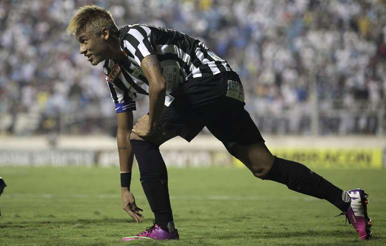 <p>Neymar soma 130 gols com a camisa do Santos em 213 jogos disputados</p>