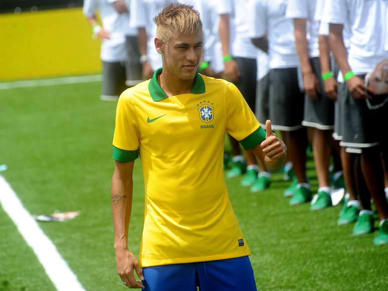 Neymar participou nesta quinta do lançamento do novo uniforme da Seleção Brasileira