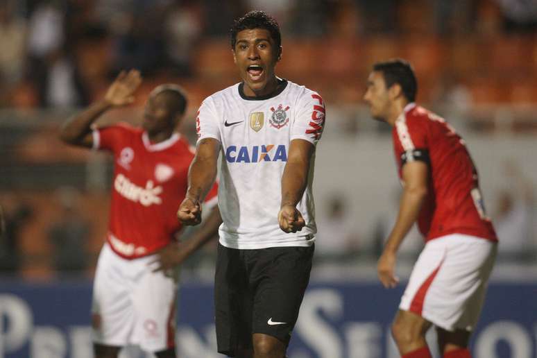 Mesmo sem se destacar no jogo, Paulinho pôde festejar vitória do Corinthians