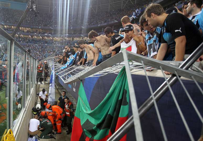Alambrado da Arena Grêmio cedeu após tradicional comemoração da avalanche nas arquibancadas