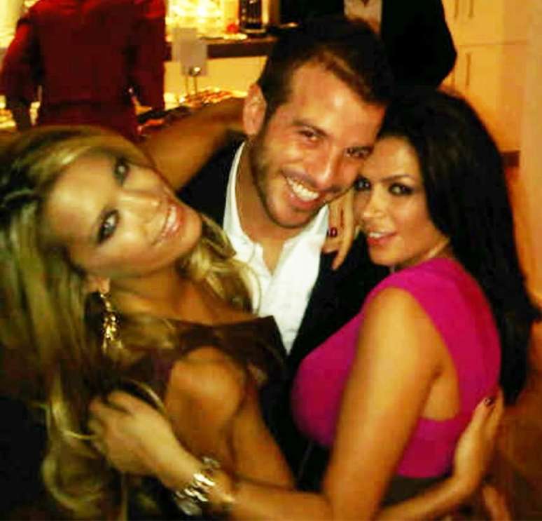 02/01 - Rafael Van der Vaart aproveita festa de ano novo com sua mulher, Sylvie; instantes depois, o jogador holandês a agrediu e viu a esposa pedir o divórcio