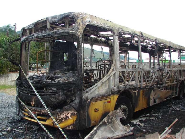 Ônibus ficou completamente destruído após ser incendiado no bairro Bela Vista, em Gaspar