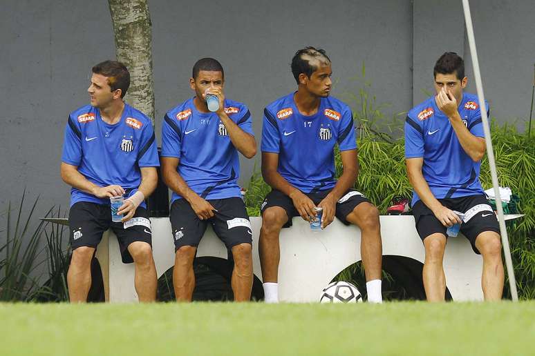 Os jogadores da base santista promovidos pelo técnico Muricy Ramalho após o título da Copa São Paulo de juniores foram vítimas de um trote do atacante Neymar, que raspou parte do cabelo dos garotos e os obrigou a treinarem com o visual, no mínimo, estranho. O zagueiro Jubal que o diga. 