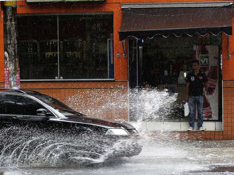 Chuva forte deixa São Paulo em estado de atenção para alagamentos na tarde desta sexta-feira