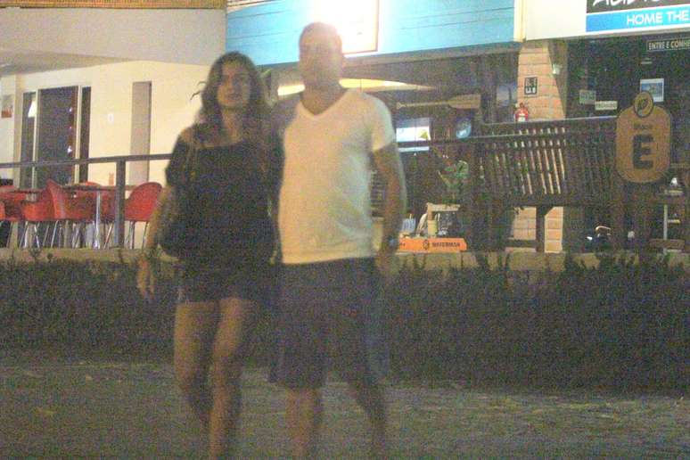 O casal deixa o restaurante na Barra da Tijuca