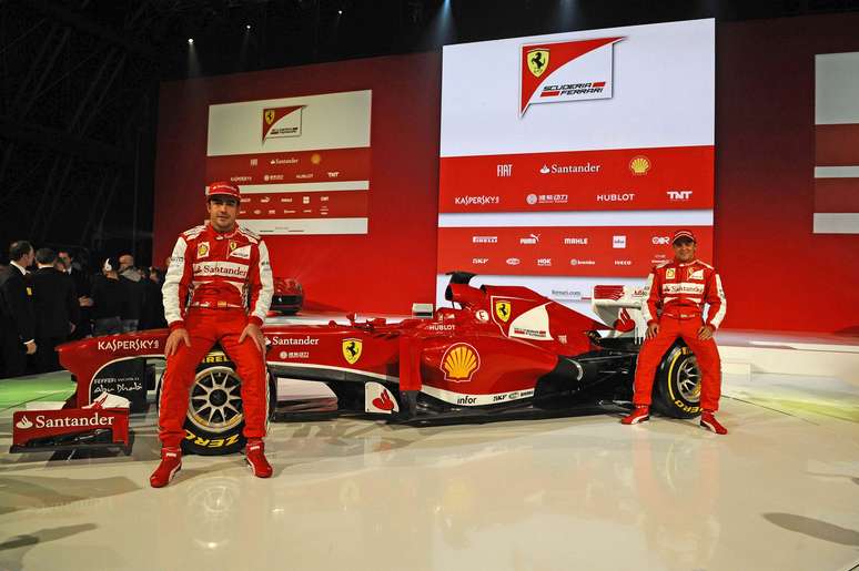 Fernando Alonso e Felipe Massa posam junto ao F138, novo carro da Ferrari, apresentado nesta sexta-feira, em Maranello