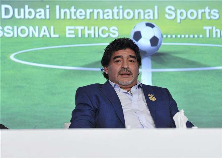 Ex-jogador argentino Diego Maradona vai à 7ª Conferência Internacional de Esportes de Dubai, em dezembro de 2012. Maradona não foi perdoado por suas dívidas fiscais, afirmou a agência italiana responsável pela coleta de impostos, negando um anúncio anterior feito pelo advogado do astro do futebol de que elas haviam sido canceladas. 28/12/2012