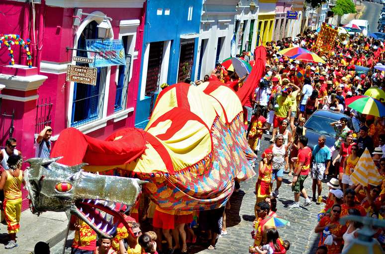 Mesmo antes do início oficial do Carnaval blocos de frevo e grupos de maracatu fazem folia em Olinda