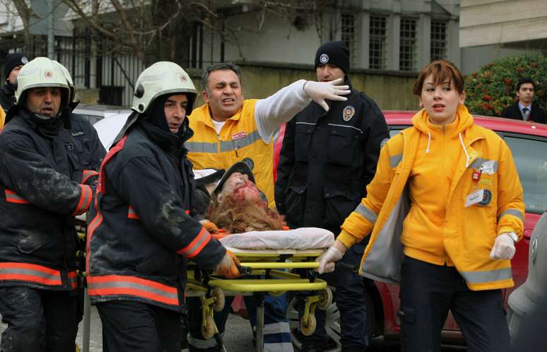 Equipes de emergência socorrem vítimas de uma explosão em frente à embaixada dos Estados Unidos em Ancara