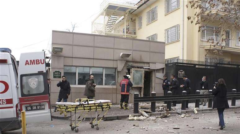 Policiais inspecionam local após explosão diante da embaixada dos EUA em Ancara, na Turquia