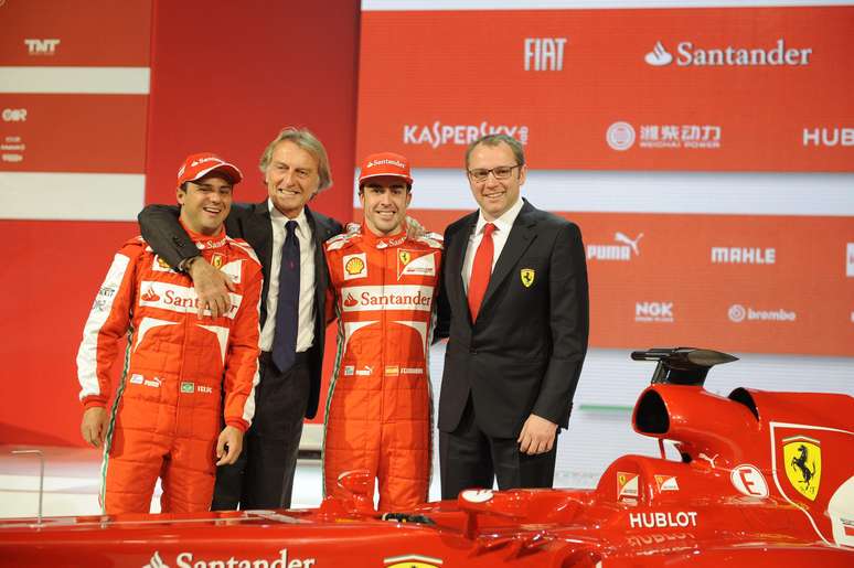 Chefe da Ferrari, Stefano Domenicali (à dir.) participou de apresentação do novo carro da equipe&nbsp;