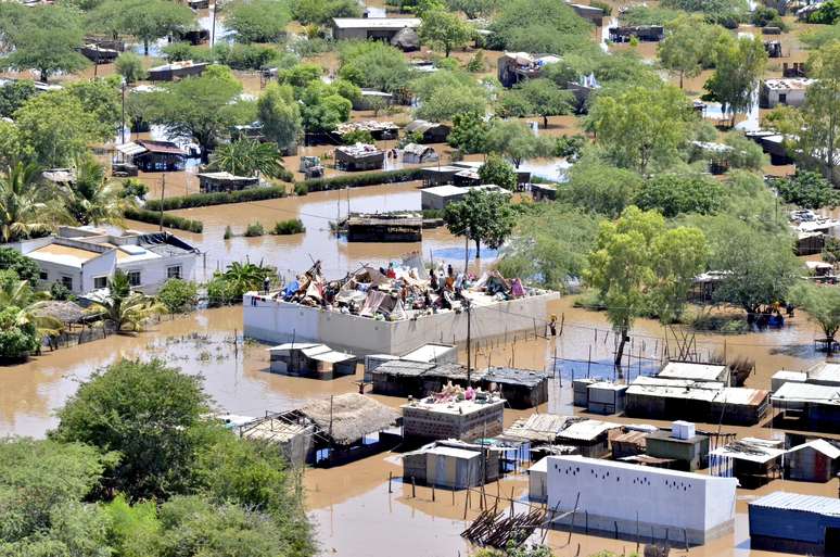 Foto aérea do dia 29 de janeiro mostra acampamentos montados no terraço de um prévio em zona devastada pela inundação