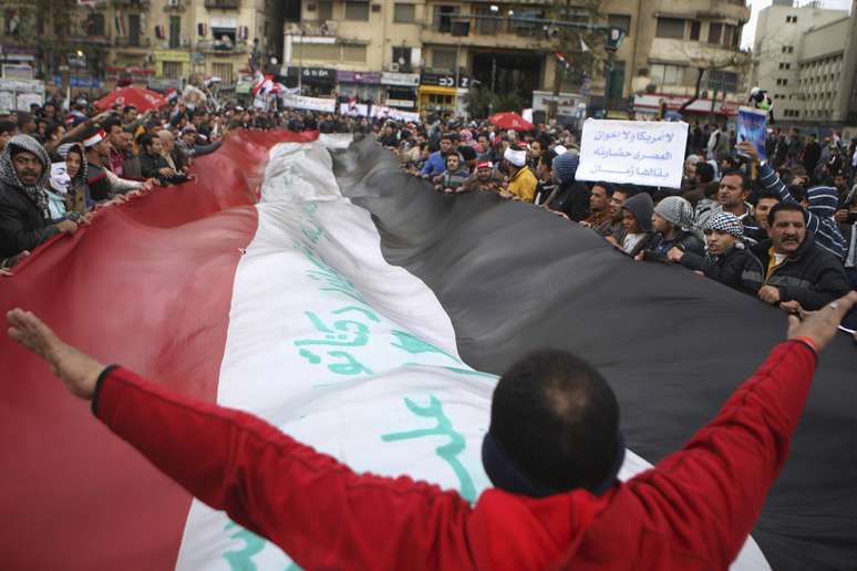 Manifestante protesta contra o presidente Mursi durante ato na Praça Tahrir, no Cairo