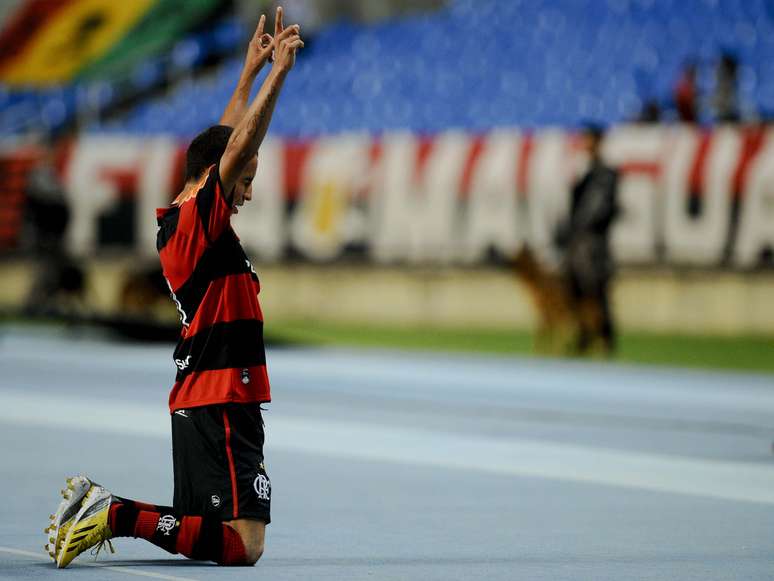 Rafinha marcou um dos gols da vitória por 4 a 2 sobre o Vasco