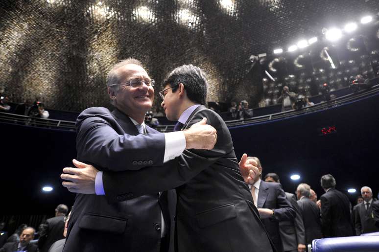 Renan Calheiros (PMDB-AL, esq.) abraça Randolfe Rodrigues (PSOL-AP) antes da eleição no Senado