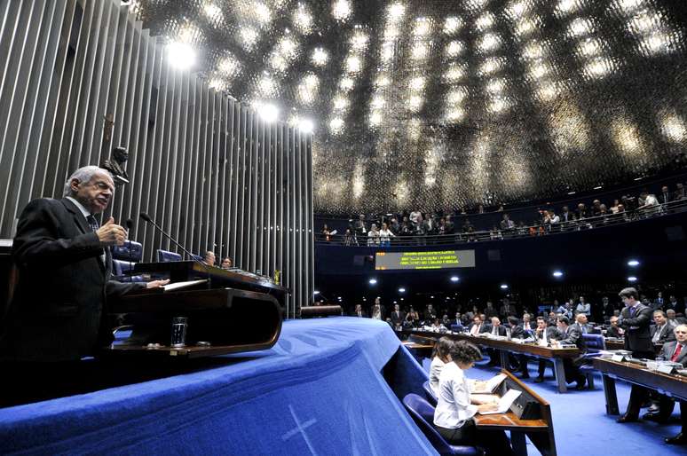 O senador Pedro Simon (PMDB-RS) discursa e pede que Renan Calheiros desista da candidatura