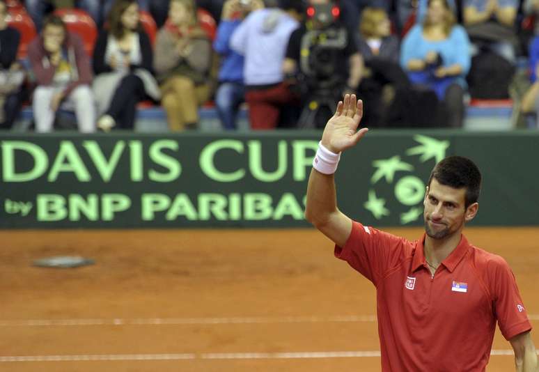 Djokovic comemora após deixar a Sérvia perto da vitória
