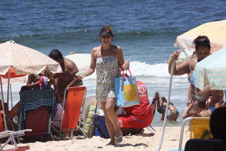 Totia Meirelles curtiu a praia do Leblon, no Rio de Janeiro, ao lado do marido e de um sobrinho, nesse s&aacute;bado (2)