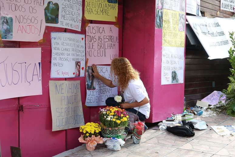 Familiares e amigos das vitimas de Santa Maria (RS) presentam homenagem em frente à boate Kiss