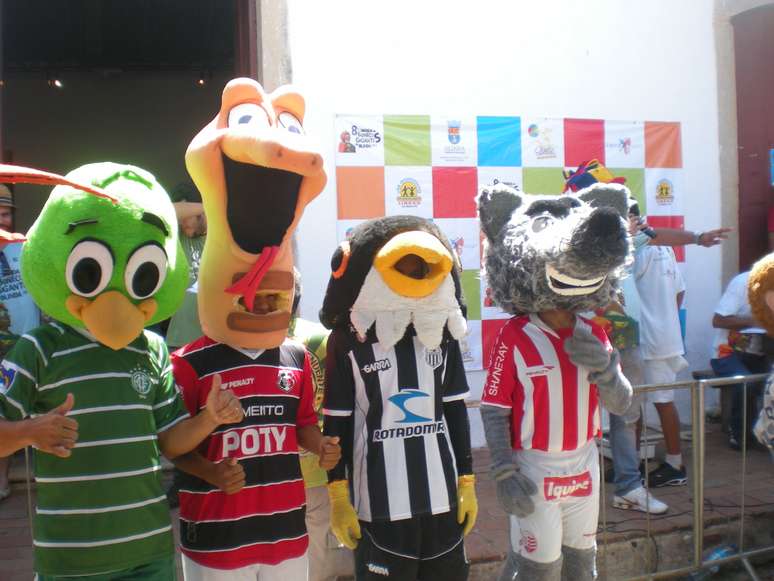 A 8&ordf; Corrida de Bonecos Gigantes de Olinda levou, na manh&atilde; deste s&aacute;bado, &agrave; Rua de S&atilde;o Bento, no s&iacute;tio hist&oacute;rico da cidade, turistas, jornalistas, moradores e bonequeiro