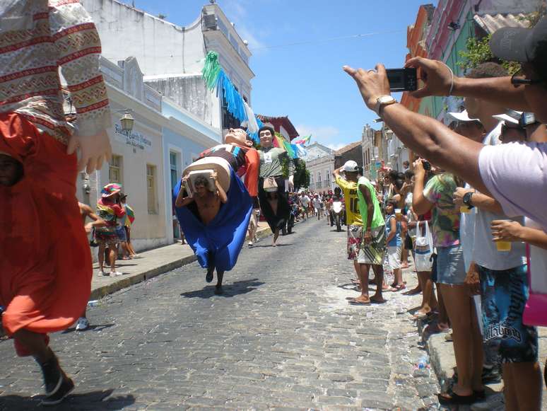 A 8ª Corrida de Bonecos Gigantes de Olinda levou turistas, jornalistas, moradores e bonequeiros às ruas