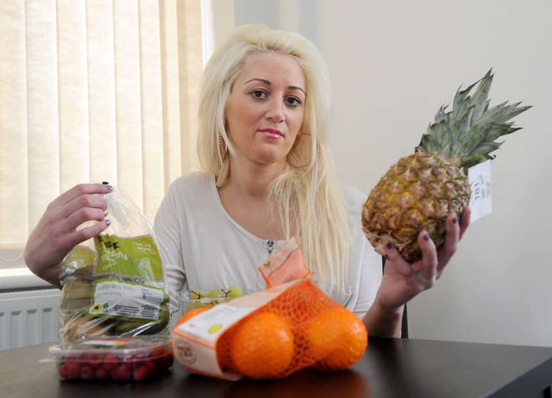 Uma brit&acirc;nica de 25 anos sofre de uma rara doen&ccedil;a e uma fruta ou um vegetal pode mat&aacute;-la