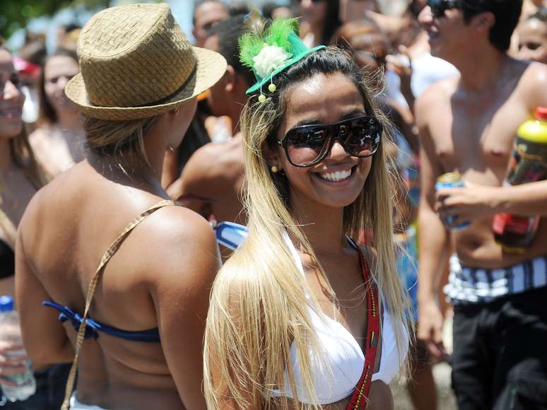 Nem s&oacute; de samba vive o Carnaval de rua do Rio de Janeiro nos dias de hoje. Milhares de pessoas acompanharam neste s&aacute;bado (2) o desfile do bloco E Da&iacute;? pela orla da praia da Barra da Tijuca, zona oeste da cidade
