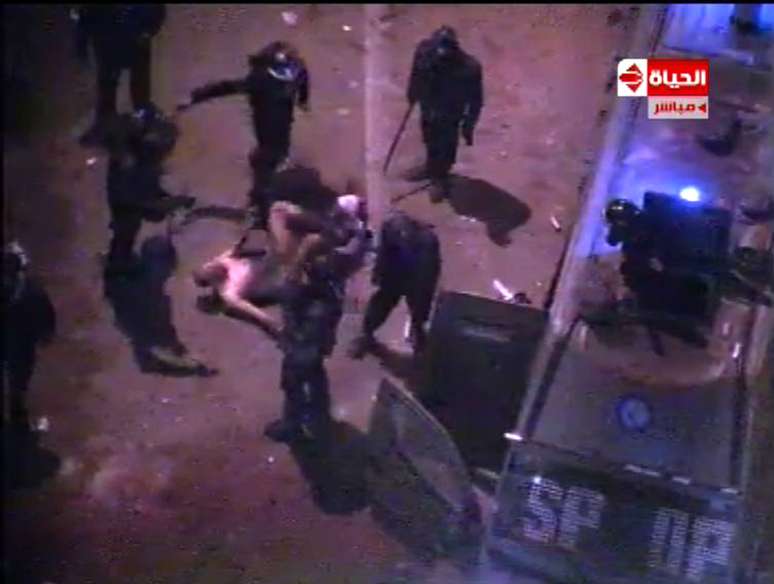Imagem da transmissão da Al-Hayat mostra o que seria um homem nu sendo agredido e arrastado por policiais