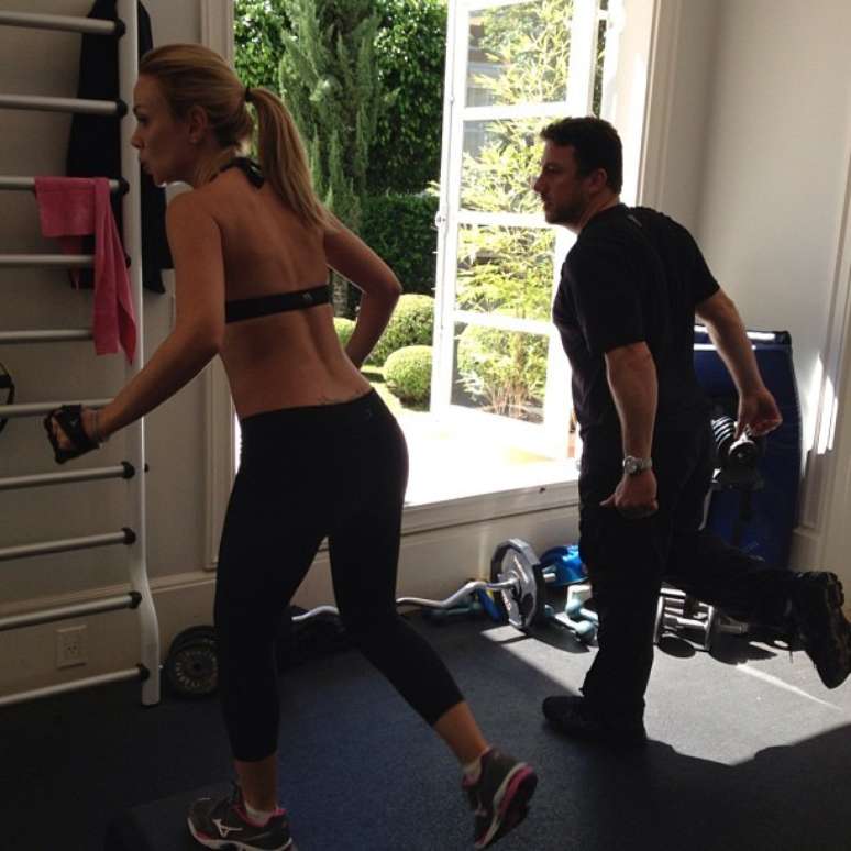 A apresentadora Eliana postou em seu Instagram neste s&aacute;bado (2) uma s&eacute;rie de fotos em que aparece malhando pesado. Nas legendas, ela escreveu que o treino faz parte da prepara&ccedil;&atilde;o para o Carnaval